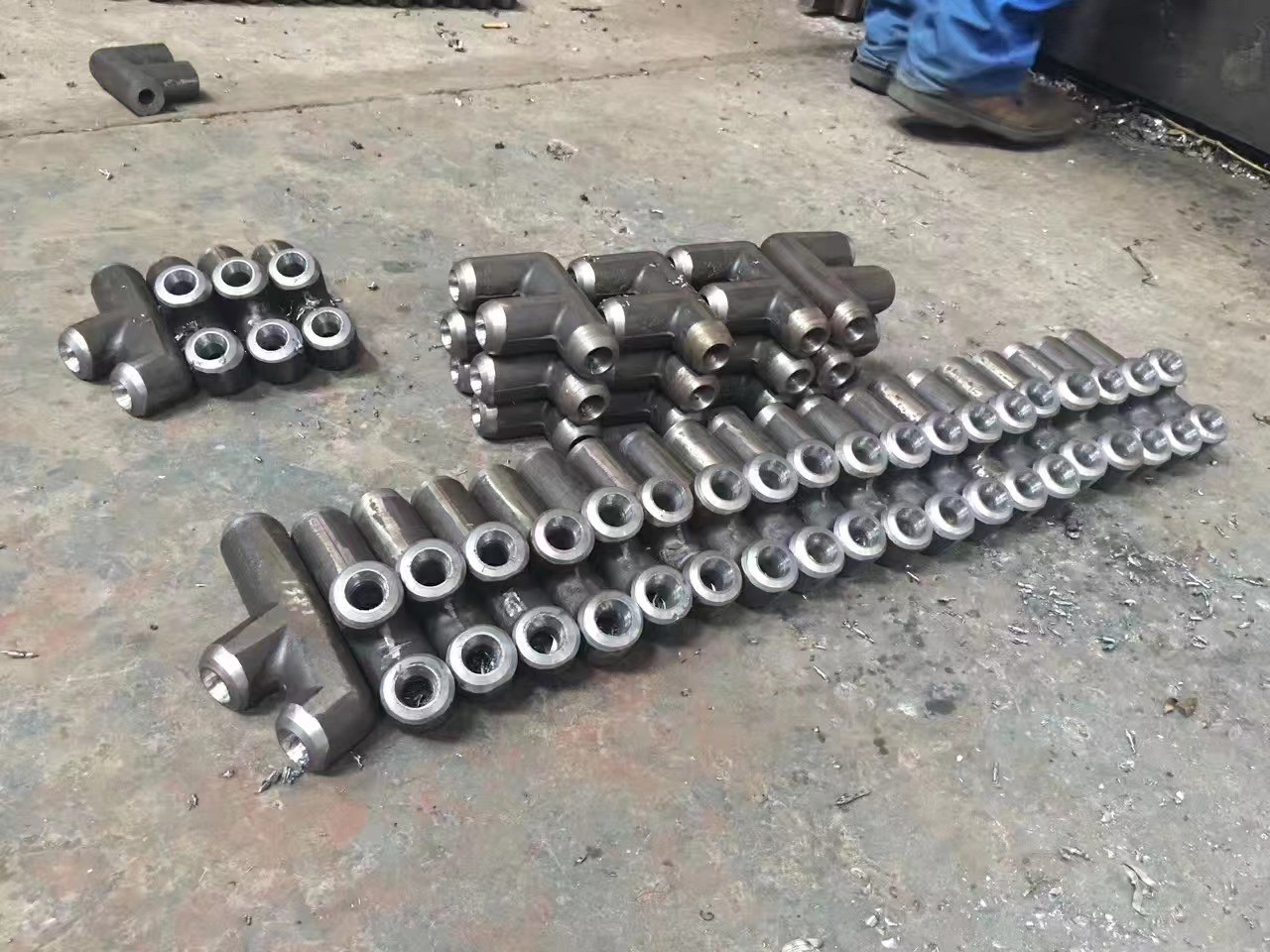 Φ63.5×8 （SA-210C)管壁厚度均勻，材質(zhì)符合要求，管壁厚度不超8.1mm，兩管中心距89mm，，鰭片厚度6mm，管長度6M,每排6根管束，管口鰭片據(jù)管口留50mm的距離便于焊接