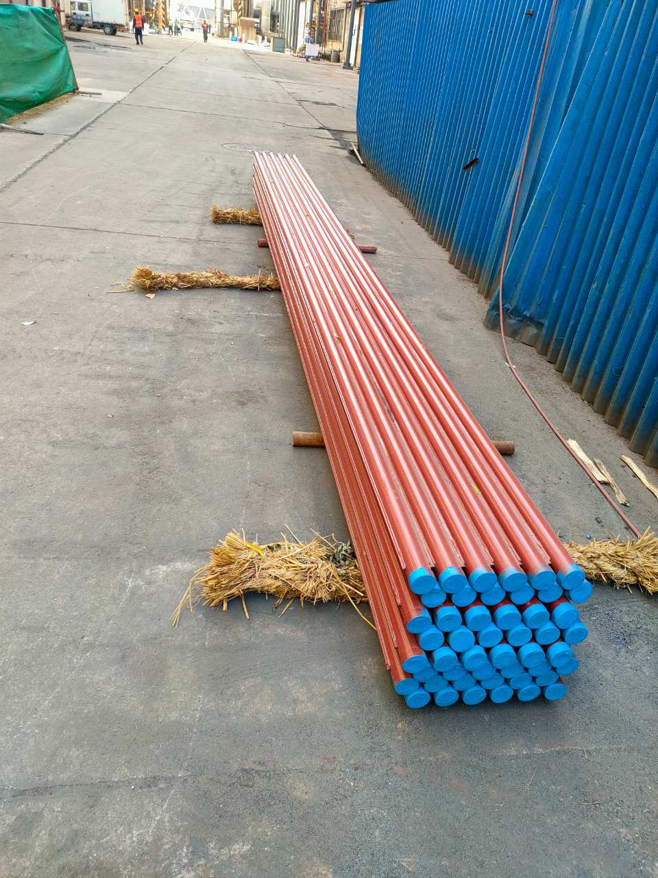 Φ63.5×8 （SA-210C)管壁厚度均勻，材質(zhì)符合要求，管壁厚度不超8.1mm，兩管中心距89mm，，鰭片厚度6mm，管長度6M,每排6根管束，管口鰭片據(jù)管口留50mm的距離便于焊接