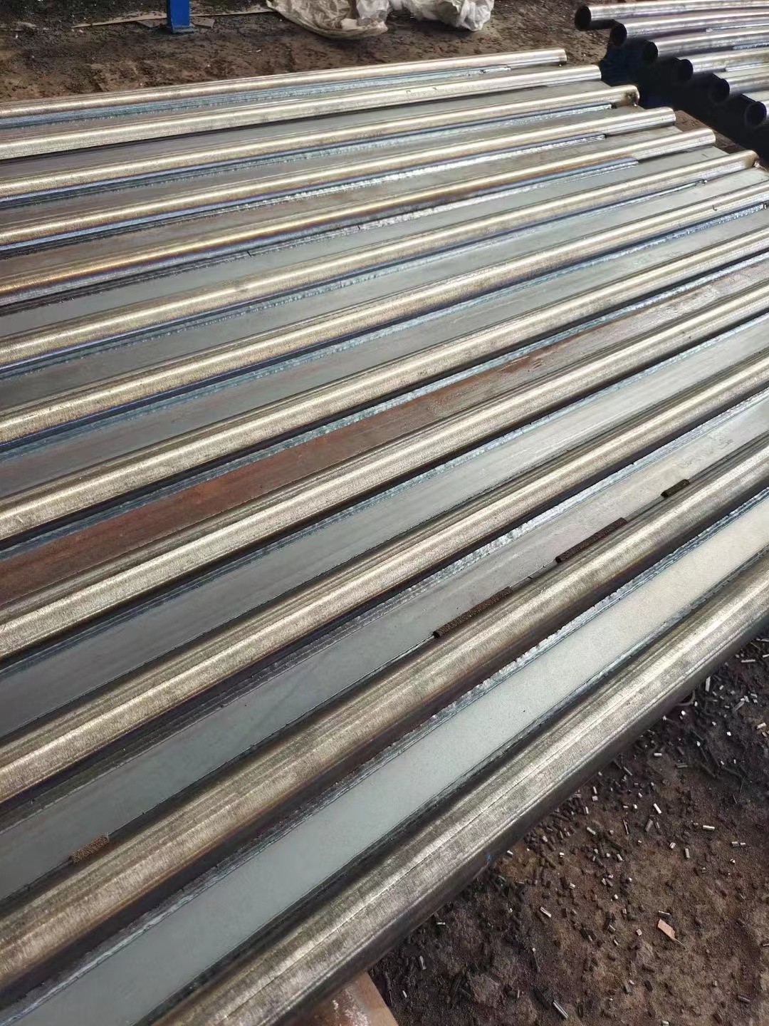 Φ38.1×7.5 SA-213T2 每件9根水冷壁管一排，長12米，管節(jié)距50.8mm,鰭片連接，鰭片為膜式扁鋼厚δ6.4㎜，材料為15CrMo，采用雙面坡口焊接型式