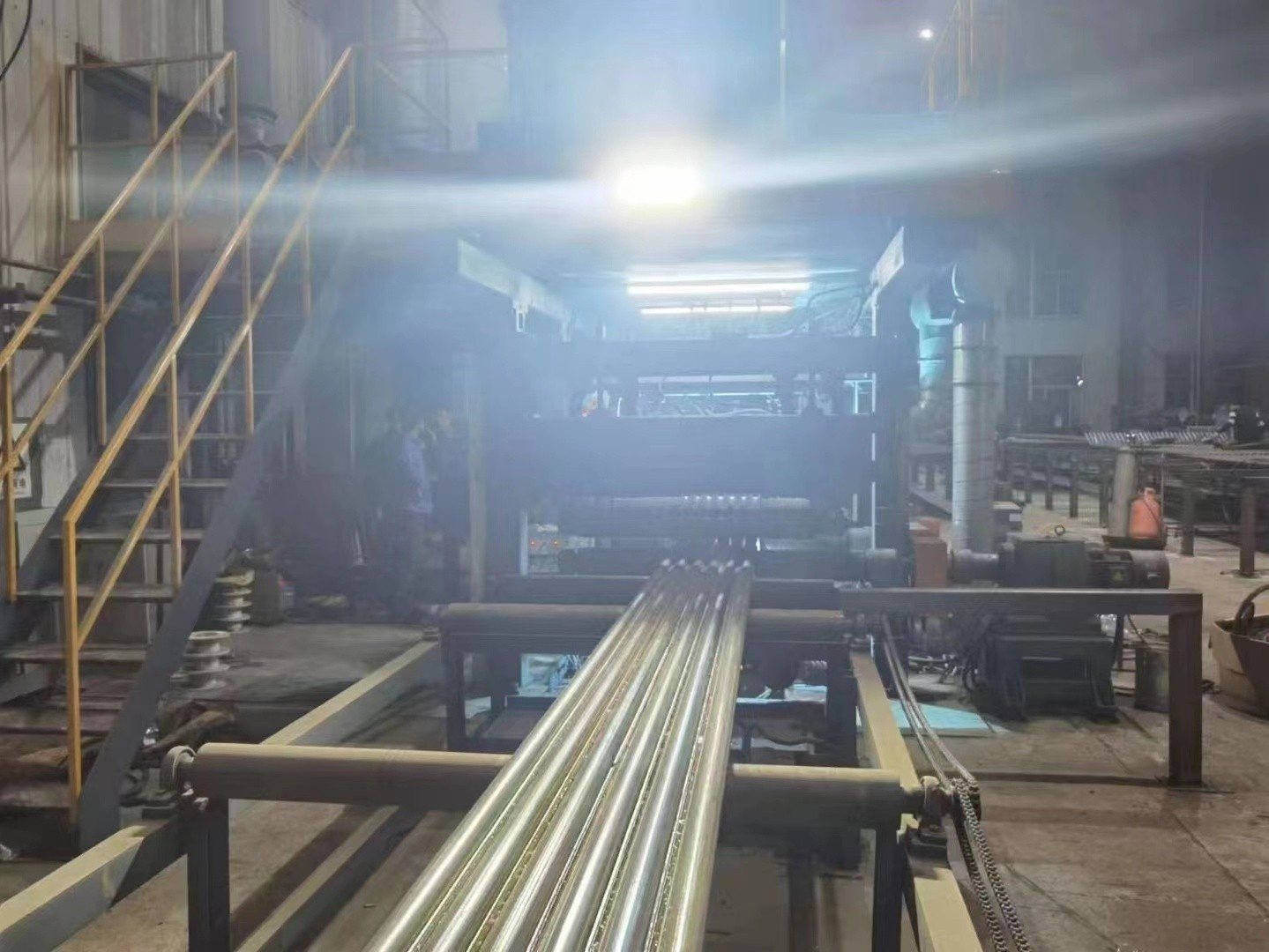 水冷壁管屏|Φ38.1×7.5 SA-213T2 每件9根水冷壁管一排，長12米，管節(jié)距50.8mm,鰭片連接，鰭片為膜式扁鋼厚δ6.4㎜，材料為15CrMo，采用雙面坡口焊接型式