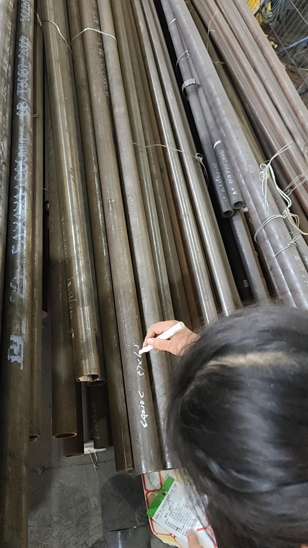 管排長度為6米，每件管排由10根管子組成，管子中心距為54mm，鰭片厚度為6.4mm